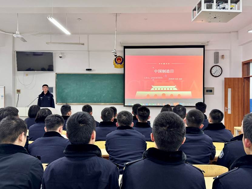 一群人正在听演讲 AI 生成的内容可能不正确。