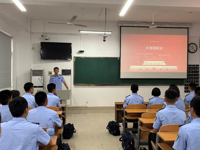 会议室里的人们 AI 生成的内容可能不正确。