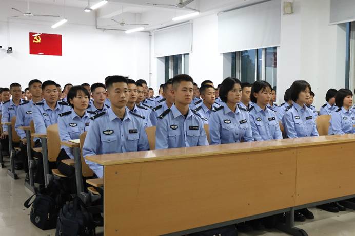 一群人在房间里 AI 生成的内容可能不正确。