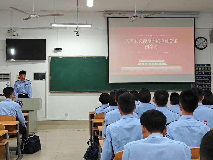 会议室里的人们 AI 生成的内容可能不正确。