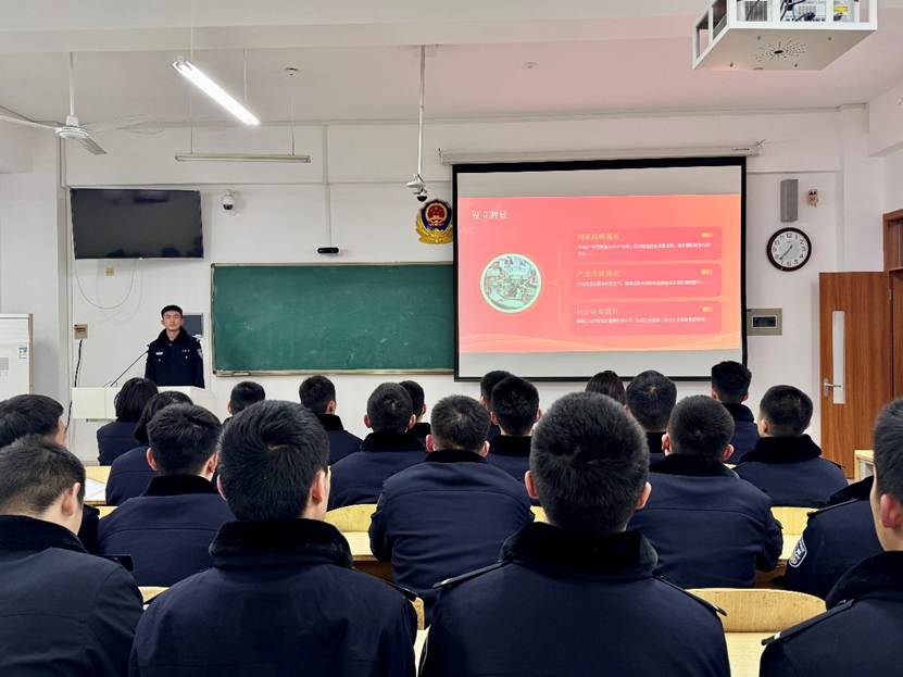 一群人正在听演讲 AI 生成的内容可能不正确。