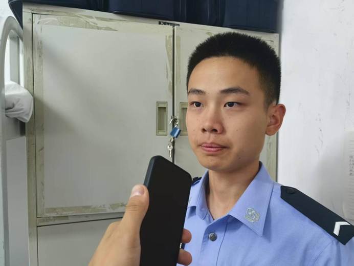 人拿着手机 AI 生成的内容可能不正确。