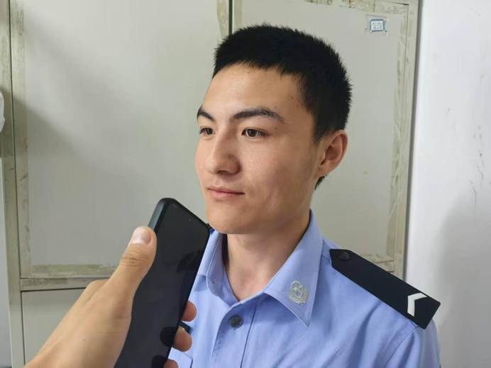 年轻的人手里拿着手机 AI 生成的内容可能不正确。