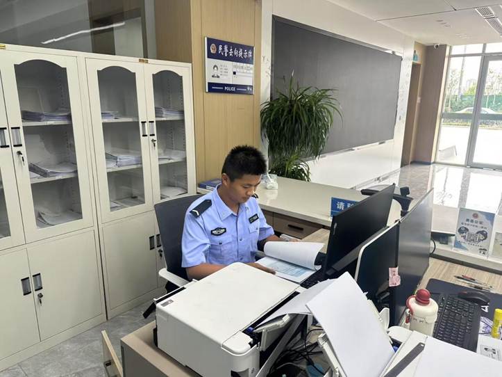 罗