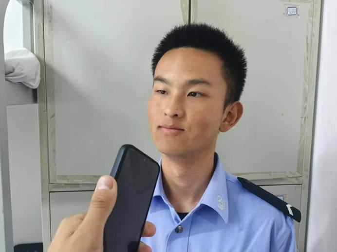 人拿着手机 AI 生成的内容可能不正确。
